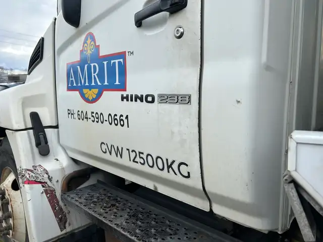 2005 Hino 238 20ft Box Truck With Rail Gate - Photo 7