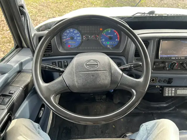 2005 Hino 238 20ft Box Truck With Rail Gate - Photo 9