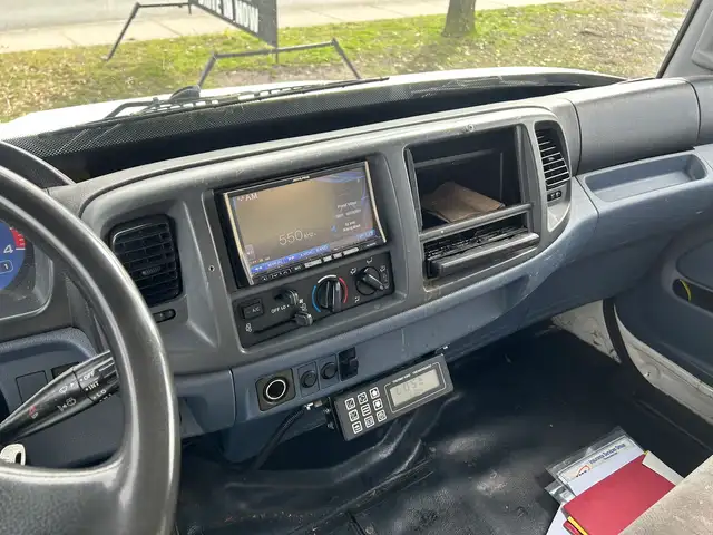 2005 Hino 238 20ft Box Truck With Rail Gate - Photo 10