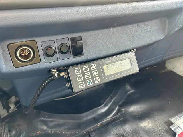 2005 Hino 238 20ft Box Truck With Rail Gate - Photo 11