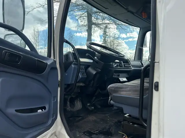 2005 Hino 238 20ft Box Truck With Rail Gate - Photo 12