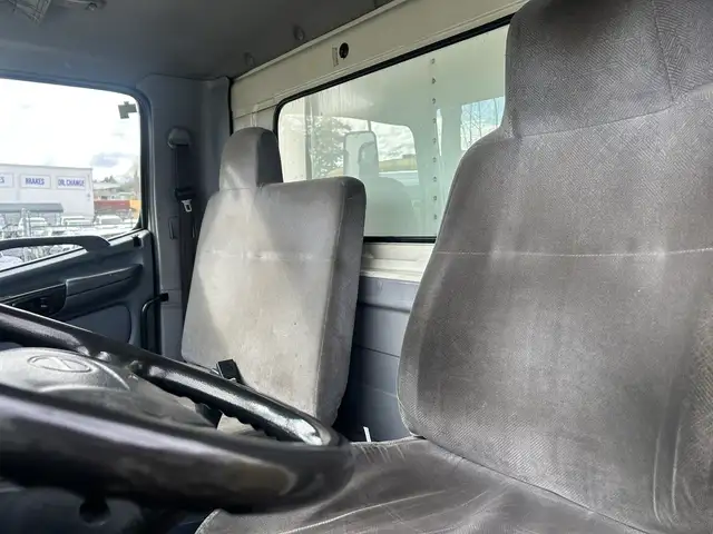 2005 Hino 238 20ft Box Truck With Rail Gate - Photo 13