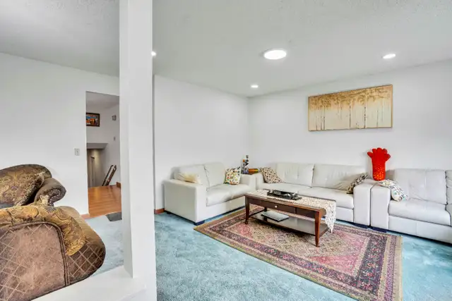 Falcoridge 5 bedrooms 2 kitchens$490000In front of 2 schools - Photo 3