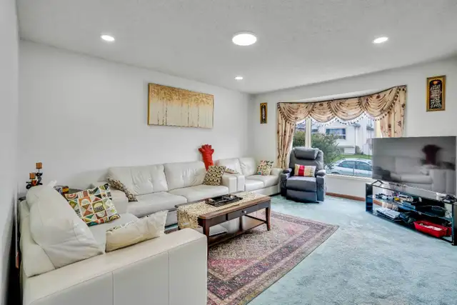 Falcoridge 5 bedrooms 2 kitchens$490000In front of 2 schools - Photo 4