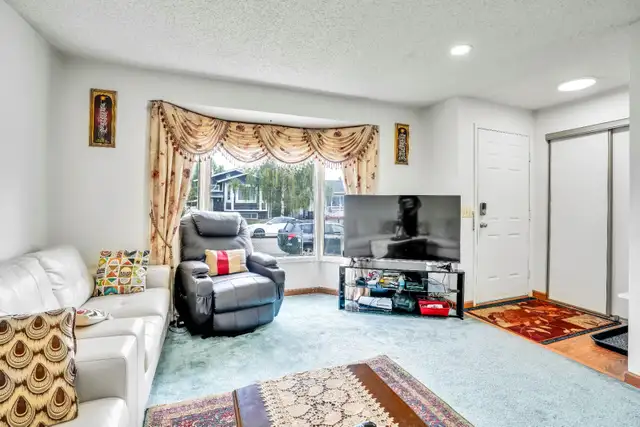 Falcoridge 5 bedrooms 2 kitchens$490000In front of 2 schools - Photo 7