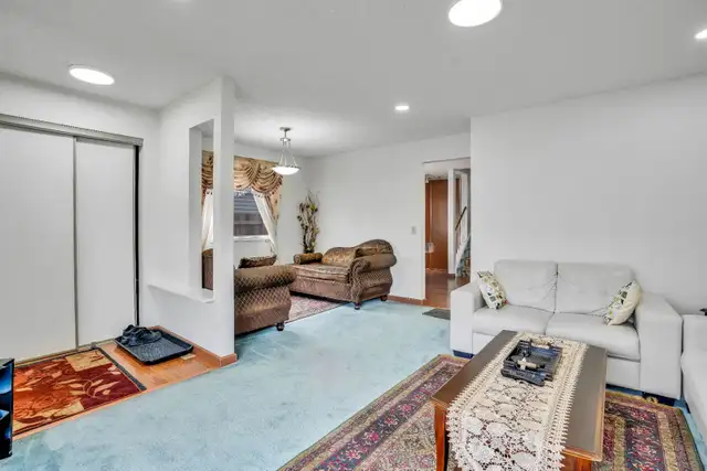 Falcoridge 5 bedrooms 2 kitchens$490000In front of 2 schools - Photo 10