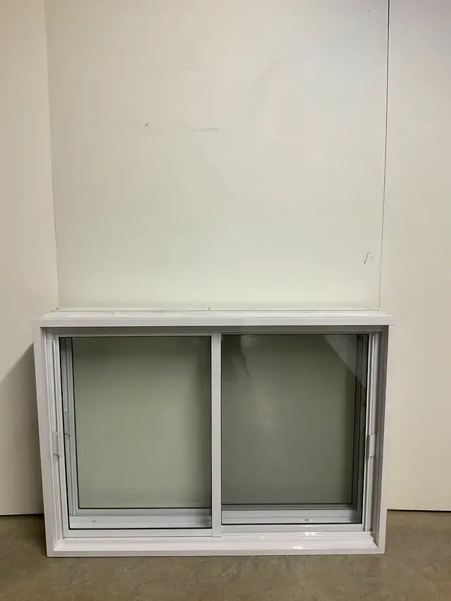 10850CA Fenêtre Coulissante Aluminium  2 sect 2 ouvr 46 1/2 x 33 - Photo 2