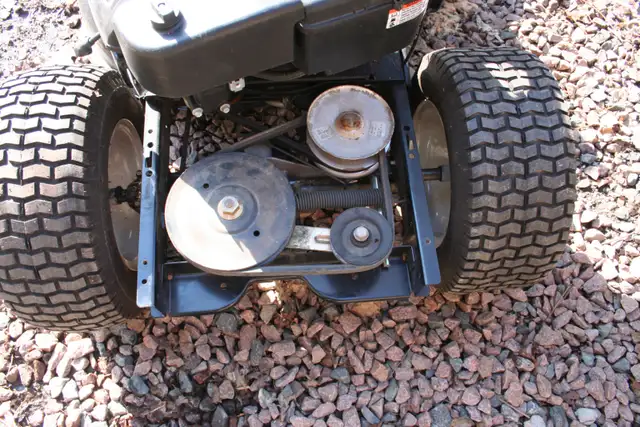 Tracteur a gazon pour pieces (Livraison possible) - Photo 3