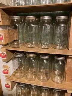 gros pot Masson $1.00 chaque il m’en reste 40 à vendre