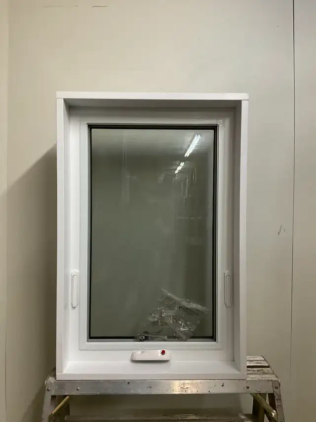 10772AP Fenêtre Auvent PVC Blanc 1 sect 1 ouvr 24 x 36 - Photo 2