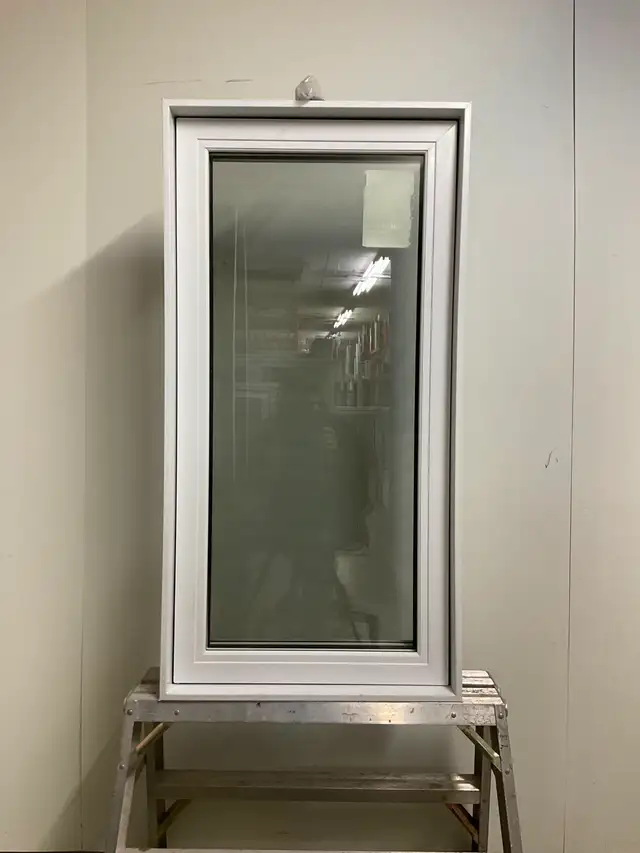 10793AP Fenêtre Auvent PVC Blanc 23 1/2 x 46