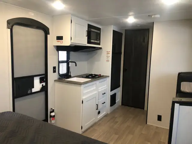 2027 WINNIPEG RV CAMPER TRAILER RENTALS!  ALL NEWER UNITS! ! - Photo 28