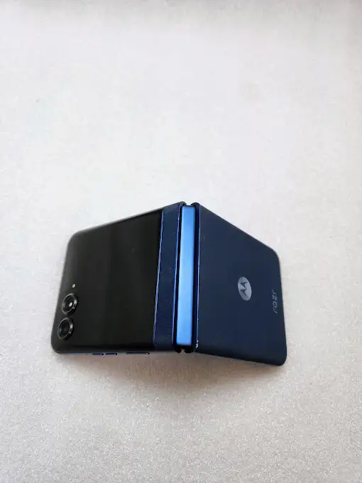 Motorola Razr 2025 256gb Blue 3 Months Warranty W/Charger - Photo 3