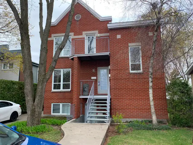 LAVAL GRAND 4 1/2 DANS TRIPLEX