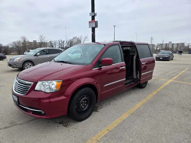 2015 Chrysler Town and Country - Photo 4