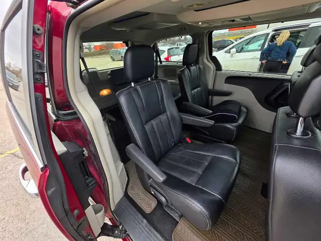 2015 Chrysler Town and Country - Photo 5
