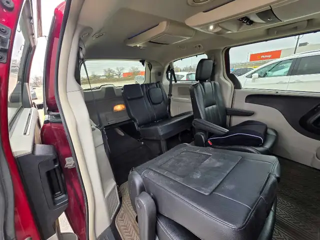 2015 Chrysler Town and Country - Photo 6