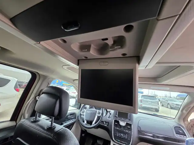 2015 Chrysler Town and Country - Photo 7