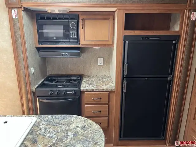 2013 GULFSTREAM KINGSPORT 32TBHT Travel Trailer - Photo 8