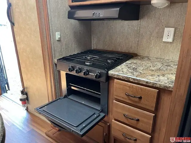 2013 GULFSTREAM KINGSPORT 32TBHT Travel Trailer - Photo 10