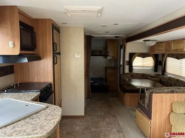 2009 FLEETWOOD PROWLER 2702BS Travel Trailer - Photo 8