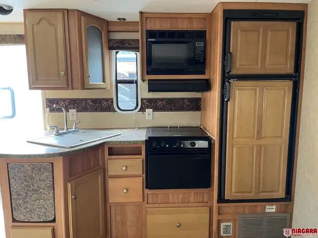 2009 FLEETWOOD PROWLER 2702BS Travel Trailer - Photo 9