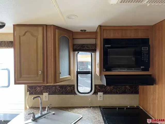 2009 FLEETWOOD PROWLER 2702BS Travel Trailer - Photo 10