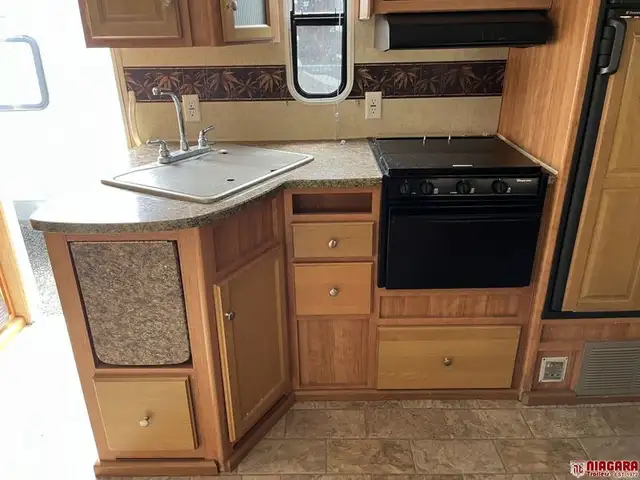 2009 FLEETWOOD PROWLER 2702BS Travel Trailer - Photo 11