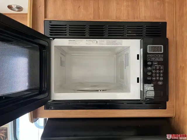 2009 FLEETWOOD PROWLER 2702BS Travel Trailer - Photo 12