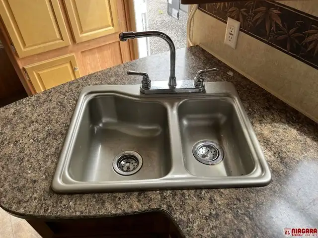 2009 FLEETWOOD PROWLER 2702BS Travel Trailer - Photo 13