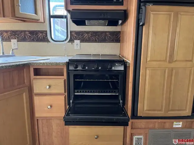 2009 FLEETWOOD PROWLER 2702BS Travel Trailer - Photo 14