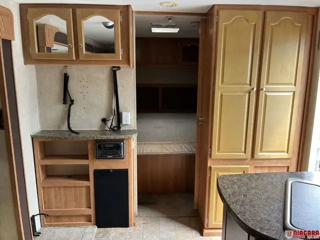 2009 FLEETWOOD PROWLER 2702BS Travel Trailer - Photo 18