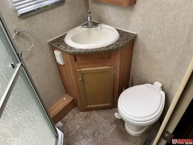 2009 FLEETWOOD PROWLER 2702BS Travel Trailer - Photo 26