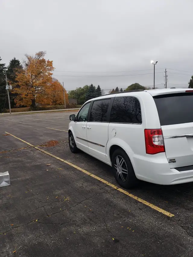 2014 Chrysler Town and Country - Photo 2