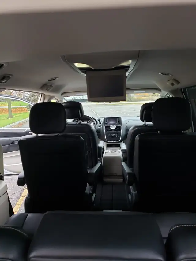 2014 Chrysler Town and Country - Photo 3