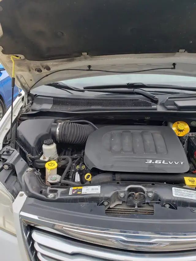 2014 Chrysler Town and Country - Photo 5