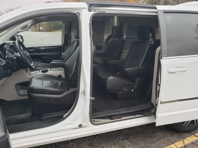 2014 Chrysler Town and Country - Photo 7