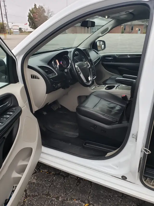 2014 Chrysler Town and Country - Photo 8