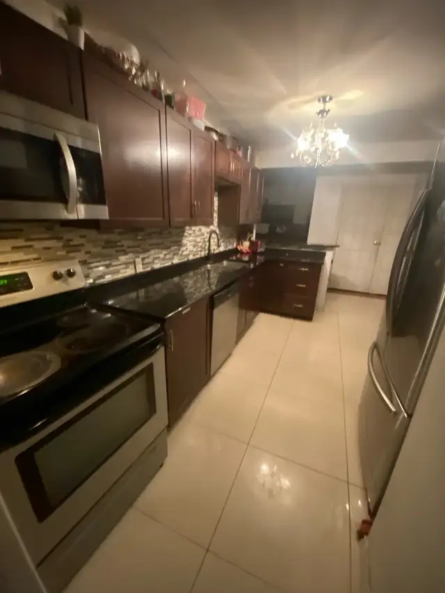 Room to rent ! 5 min walk to U of M! male student - Photo 5