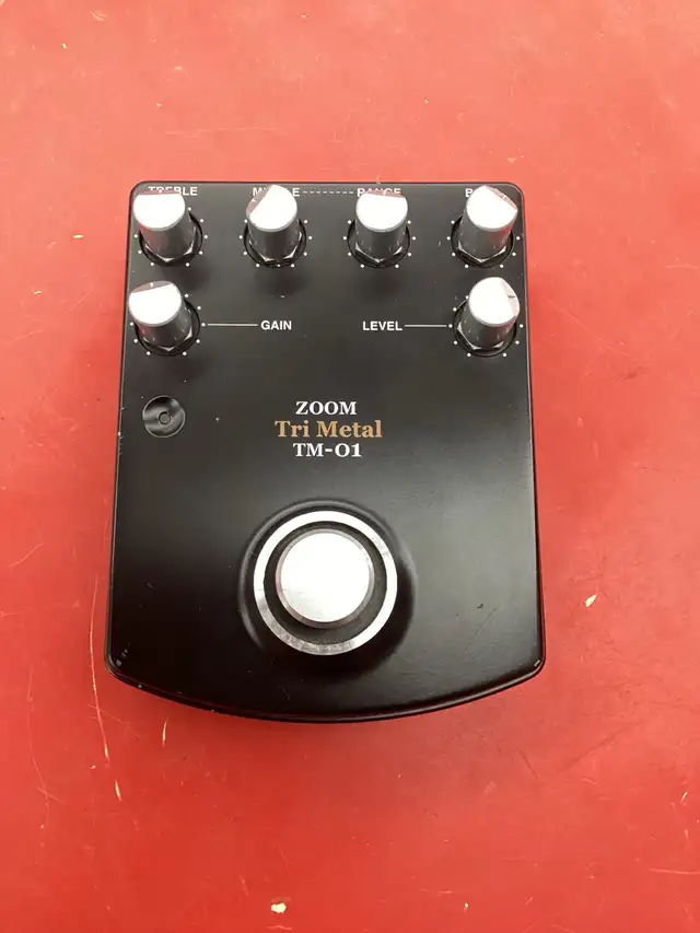 pedale a guitare Zoom tri-metal
