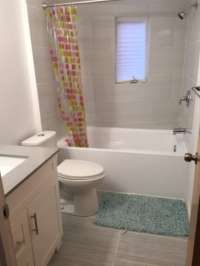 Bright large room for rent available immediately - woman only - Photo 4