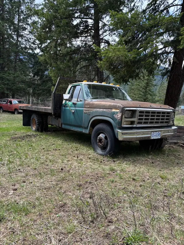1980 Ford F-350 dually Flatdeck one owner truck since new. $1700