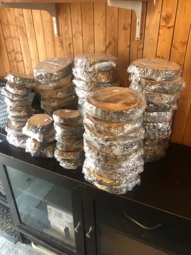 Plusieurs tranches de bois allant de 4$ à 25$ la tran