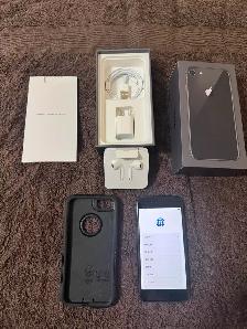 Iphone 8 complet avec accessoires et étui otterbox