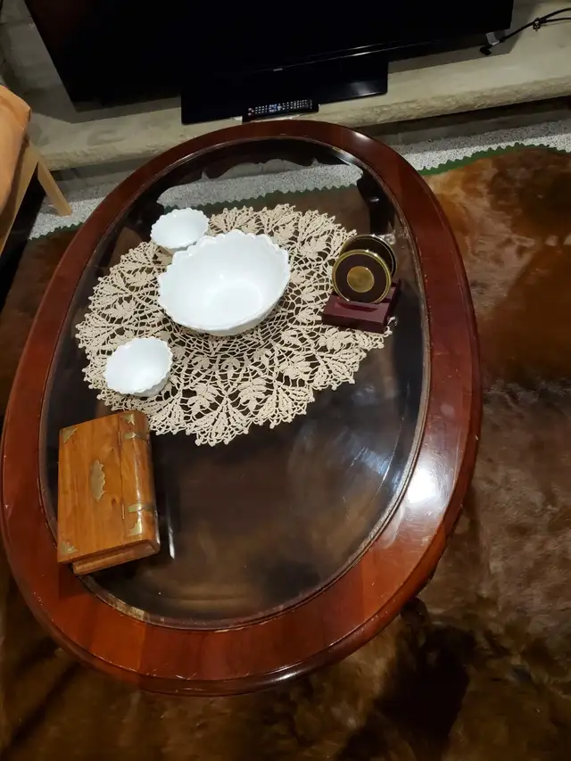 GLASS INSERT COFFEE TABLE LIKE NEW