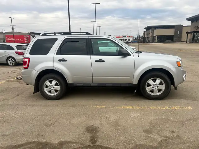 2010 Ford Escape XLT 4WD Low Mileage - Photo 2