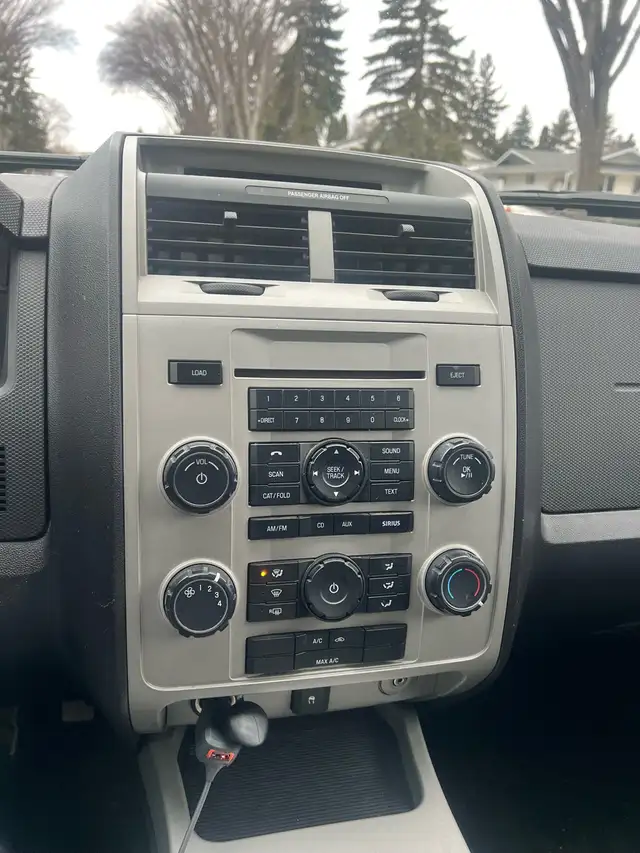 2010 Ford Escape XLT 4WD Low Mileage - Photo 9