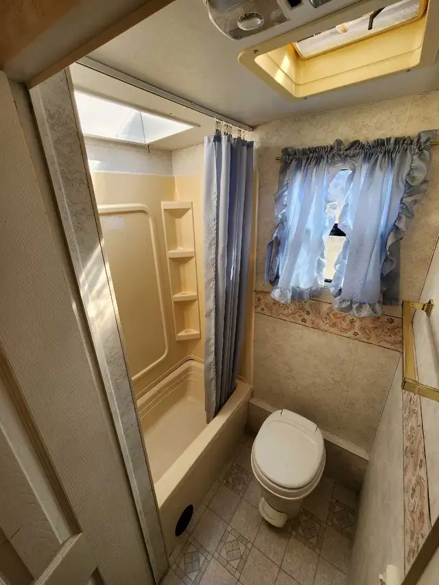 2002 Kustom Coach - Photo 7