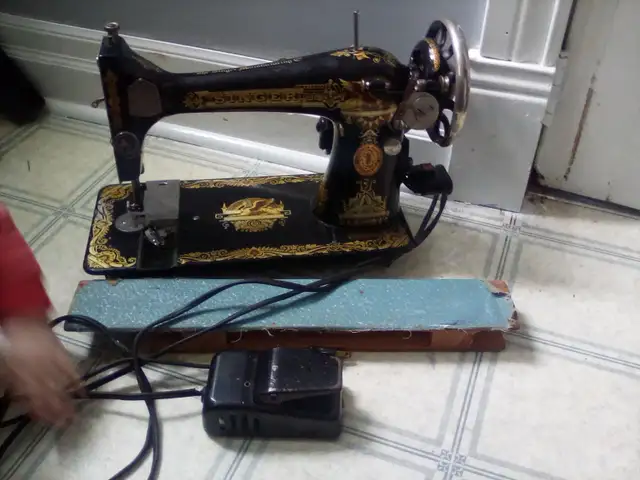 Antique sewing machine - Photo 2