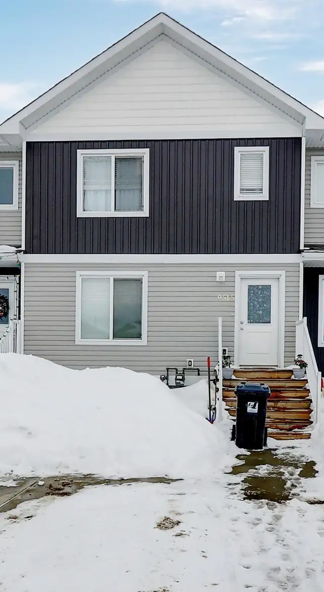 3 Bed 1.5 Bath Townhouse in Clairmont Available May 1st!